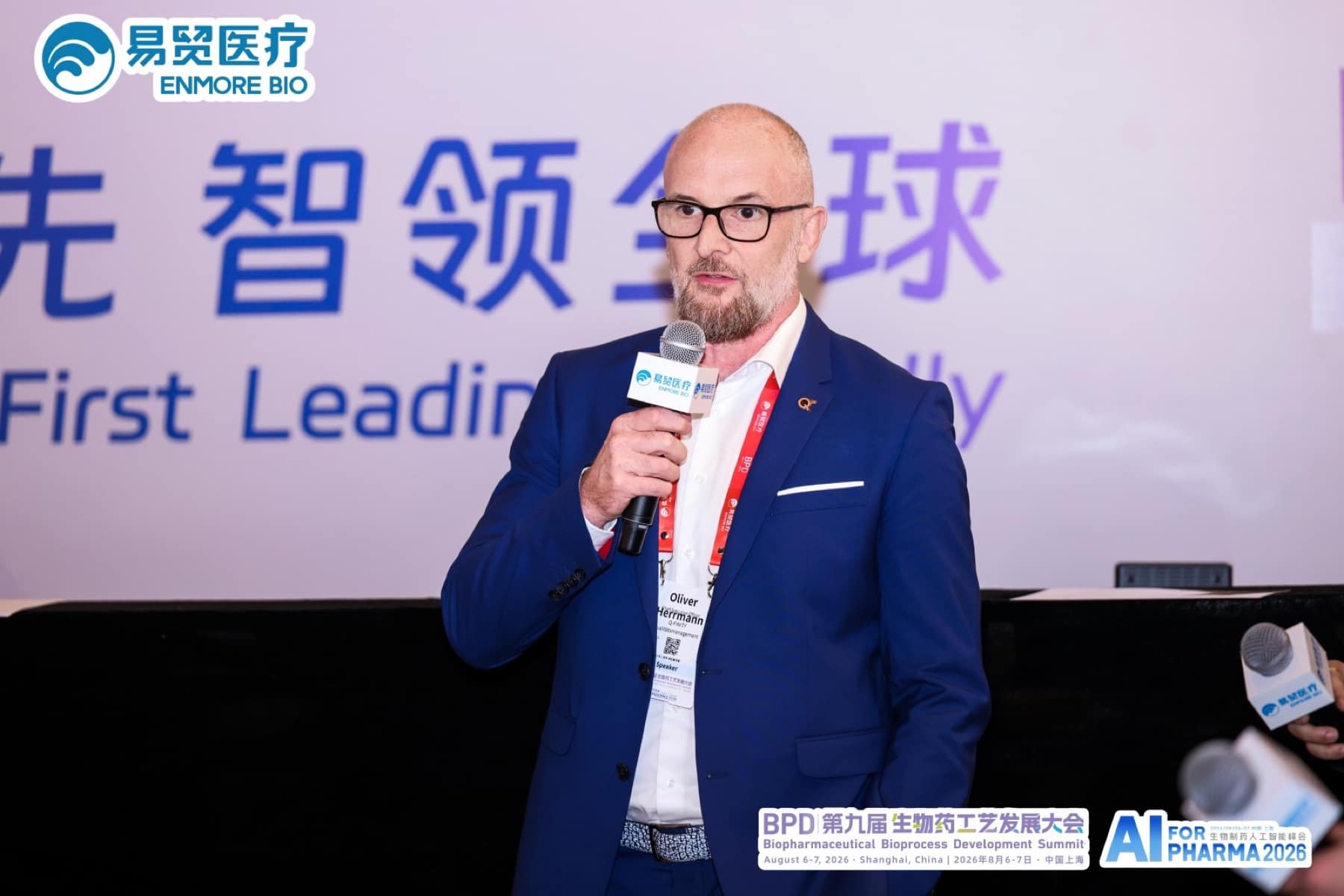 Oliver Herrmann at the microphone on the main conference panel in Shanghai