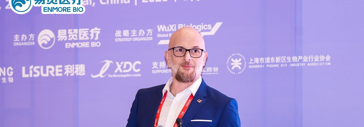 Oliver Herrmann am Rednerpult der Hauptkonferenz des Biopharmaceutical Bioprocess Development Summit in Shanghai