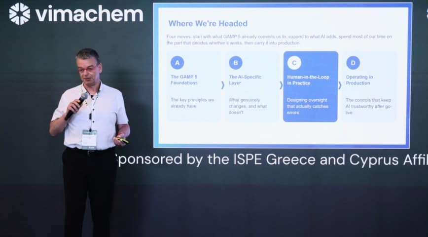 Frank Henrichmann von QFINITY auf der Buehne der Vimachem Pharma Digitization and AI Conference 2026 in Athen - QFINITY