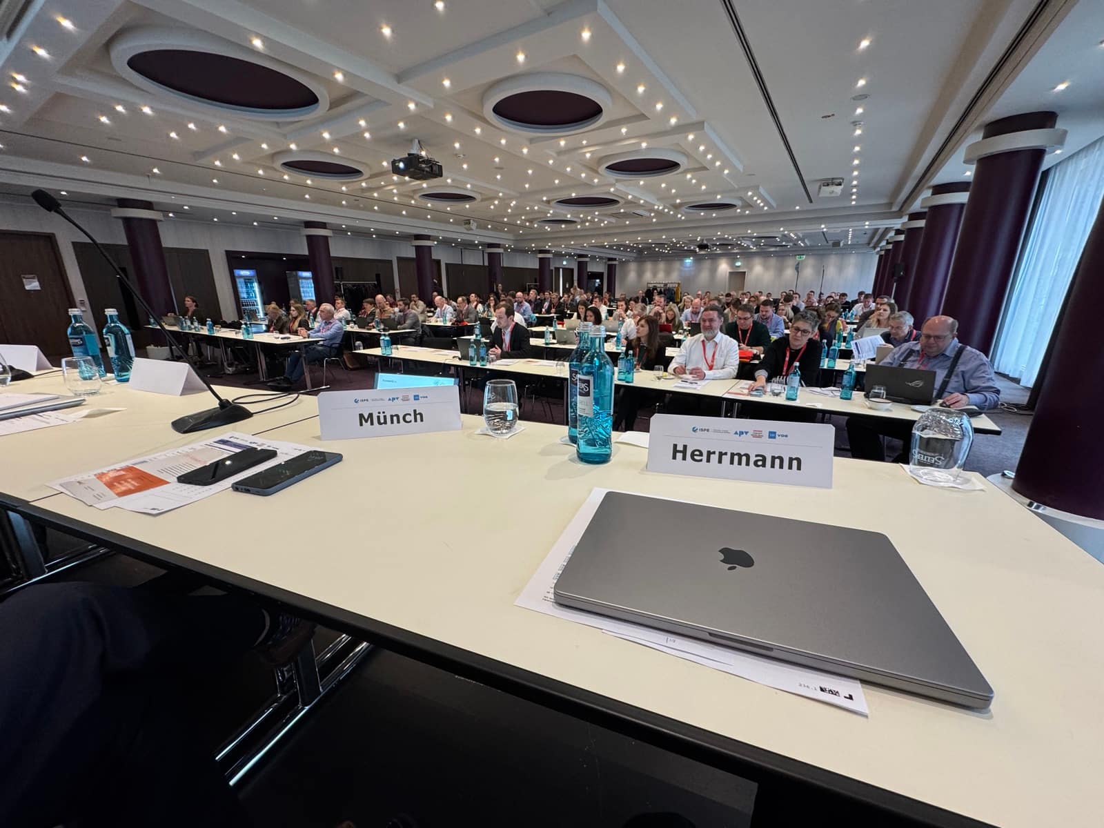 Blick vom Podium in den voll besetzten Konferenzsaal der GAMP 5 Konferenz in Mannheim