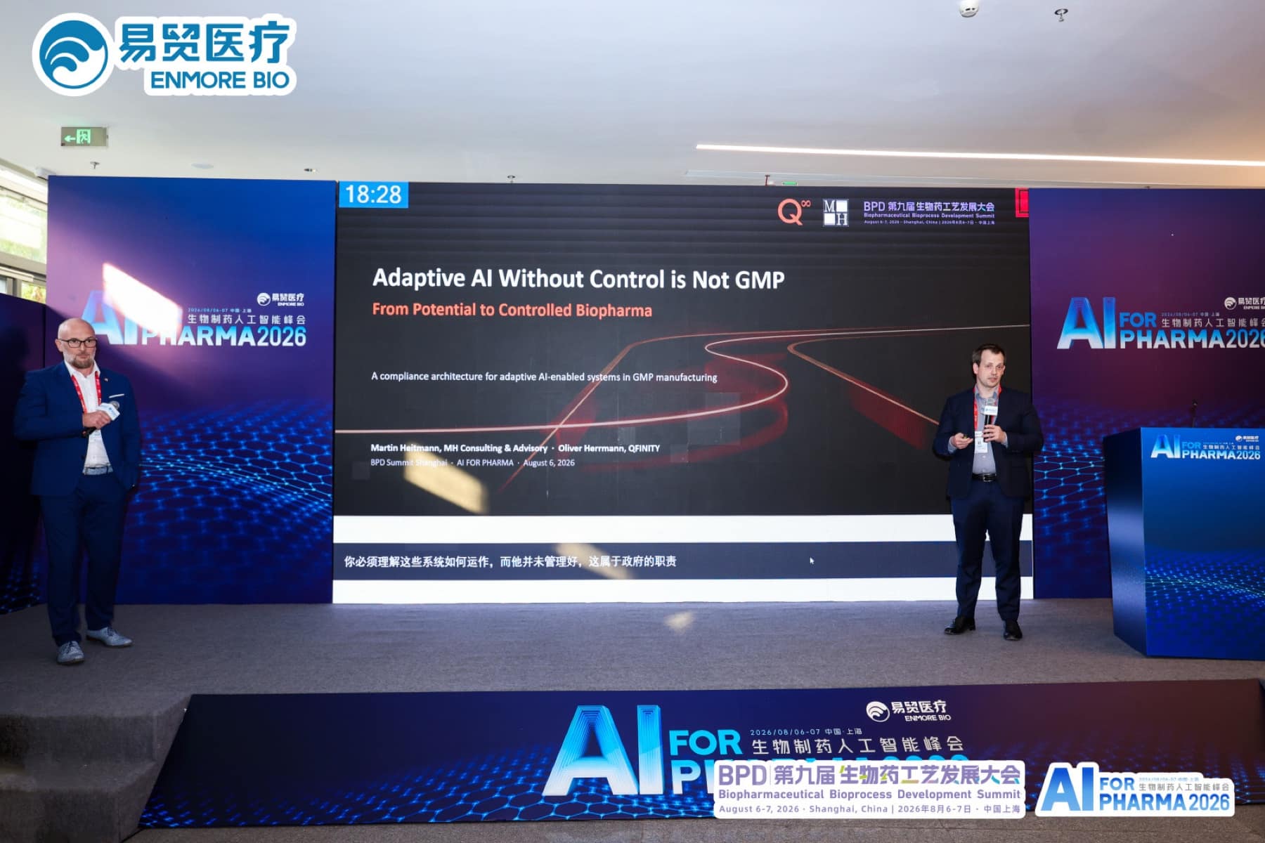 Buehne der AI-Session mit Titelfolie Adaptive AI Without Control is Not GMP