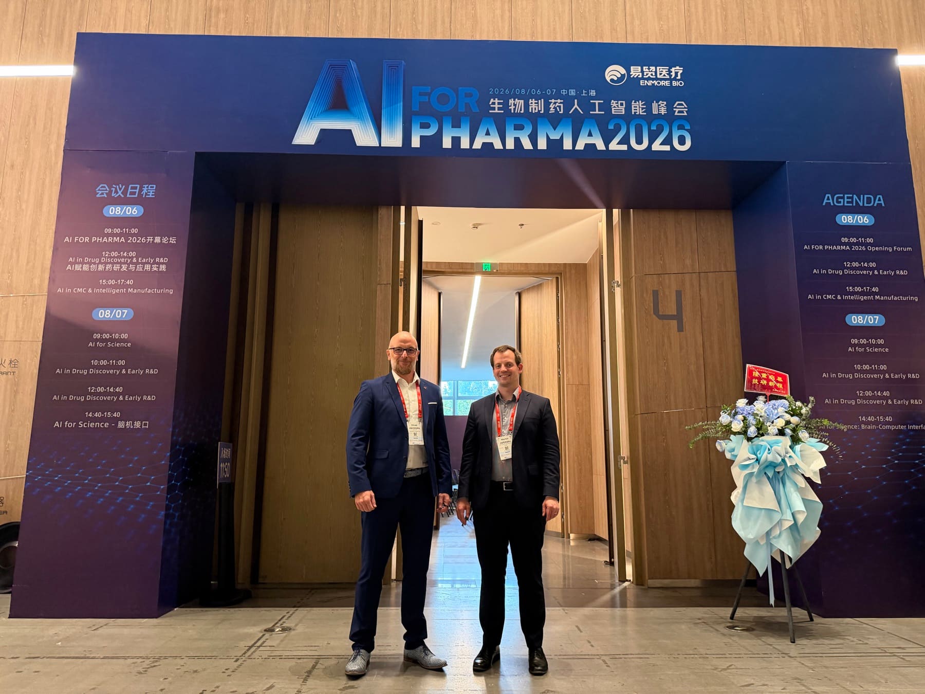Oliver Herrmann und Martin Heitmann unter dem Eingangsbogen des AI for Pharma 2026 in Shanghai